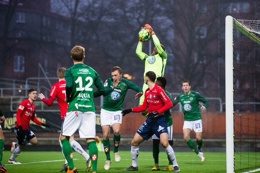 Jönköpings målvakt Frank Pettersson tar ned en hörna