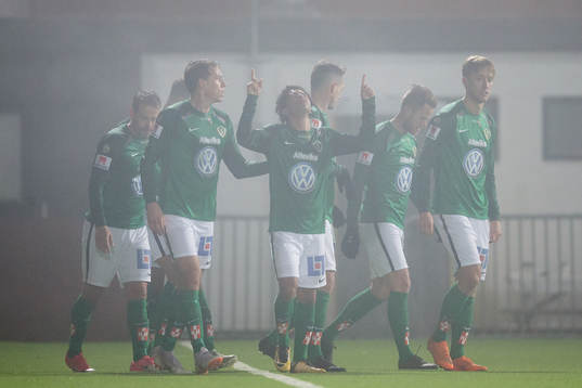 Jönköpings Alexander Jallow jublar med lagkamrater