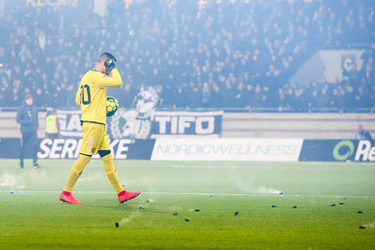 GAIS målvakt Marko Johansson tar sig för örat när han