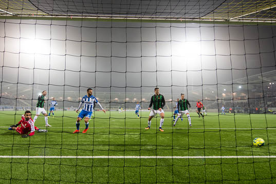 IFK Göteborgs målvakt Giannis Anestis ser bollen gå