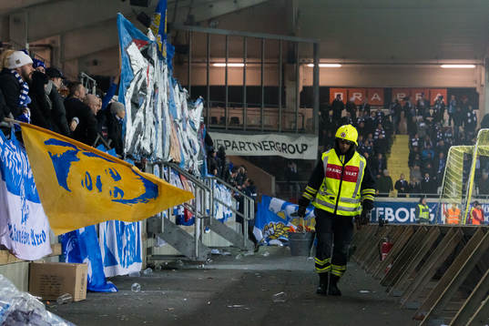 En brandman samlar fyrverkerier