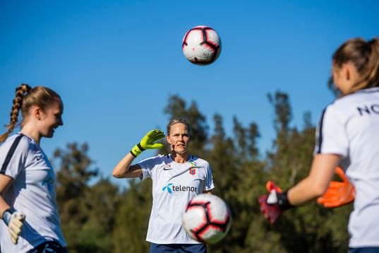 Goalkeeper Aurora Mikalsen, goalkeeper Cecilie Fiskerstrand