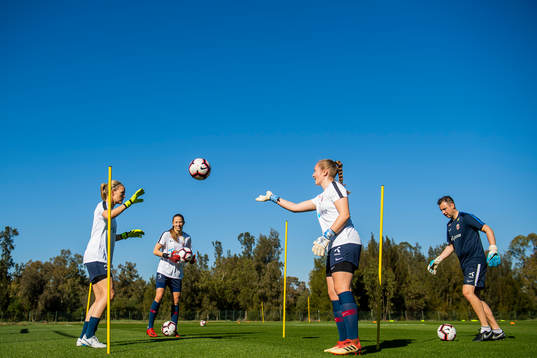 Goalkeeper Aurora Mikalsen, goalkeeper Cecilie Fiskerstrand