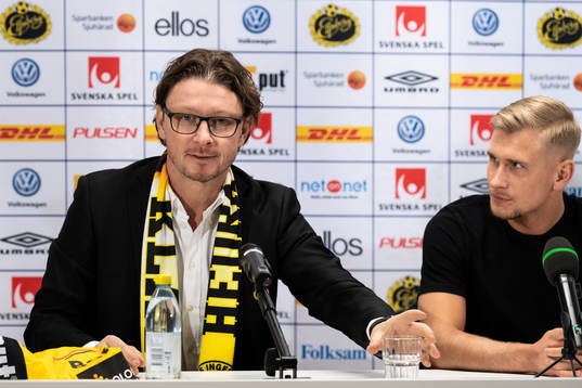 klubbchef Stefan Andreasson och nyförvärvet Simon Strand