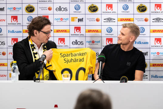 klubbchef Stefan Andreasson överlämnar tröja med nummer