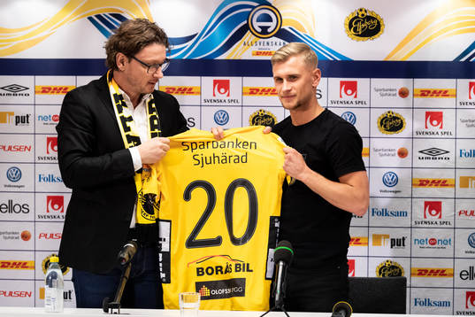 nyförvärvet Simon Strand tar emot tröja #20 av klubbchef