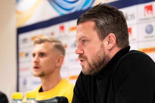manager Jimmy Thelin med nyförvärvet Simon Strand i
