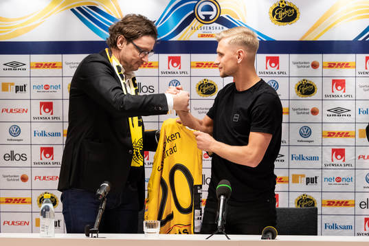 klubbchef Stefan Andreasson överlämnar tröja med nummer