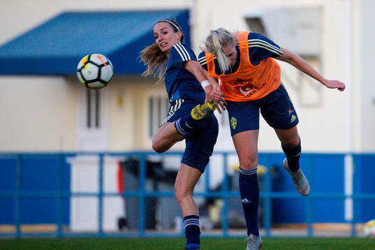 Kosovare Asllani och Sandra Adolfsson