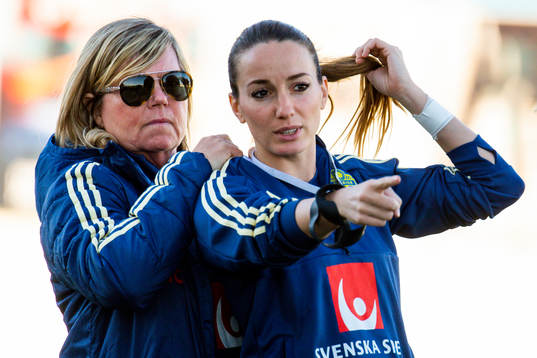 Landslagschef Marika Domanski Lyfors och Kosovare Asllani