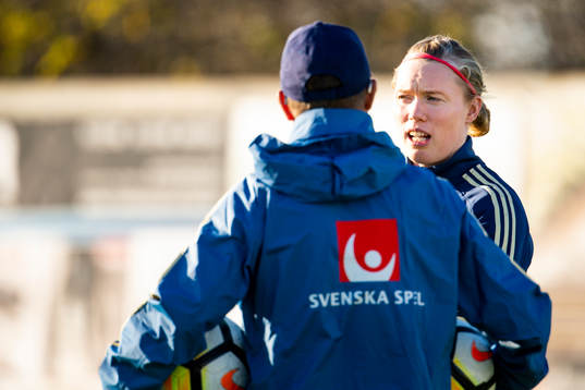 Målvakt Hedvig Lindahl i samtal med förbundskapten Peter