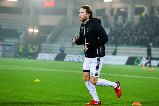 GAIS Emil Wahlström värmer upp