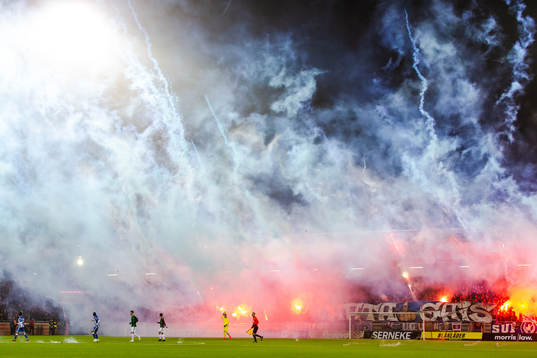 Spelarna lämnar planen när IFK Göteborgs supportrar