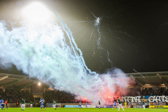 IFK Göteborgs supportrar med pyroteknik