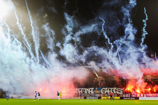 Spelarna lämnar planen när IFK Göteborgs supportrar