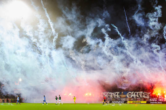 Spelarna lämnar planen när IFK Göteborgs supportrar
