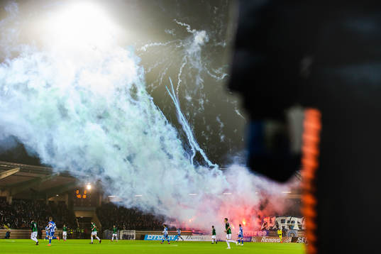 IFK Göteborgs supportrar med pyroteknik