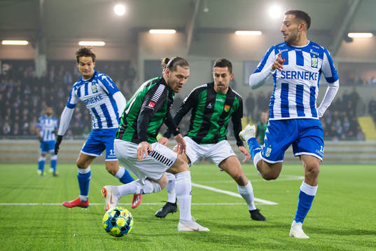 IFK Göteborgs Sargon Abraham klackar bollen till Amin