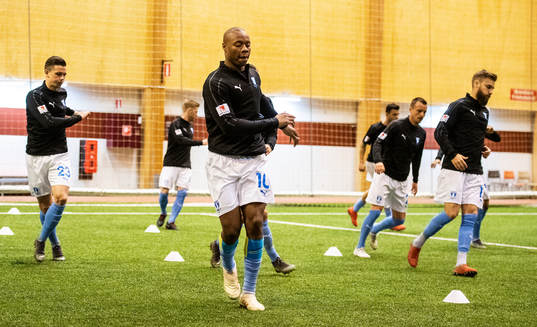 Malmö FF spelarna värmer upp
