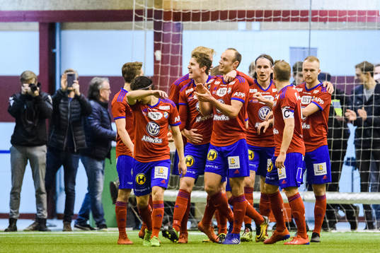 Östers Dragan Kapcevic jublar med lagkamrater