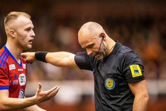 Domaren Robert Daradic och Östers Christian Ljungberg