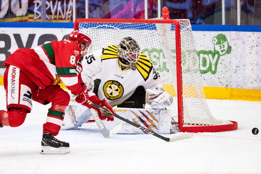 Moras Mathias Bromé och Brynäs målvakt David Rautio