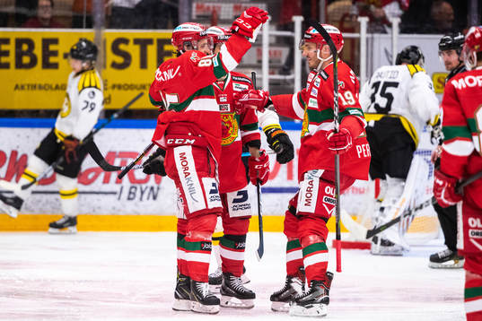 Moras Michael Haga jublar med John Persson