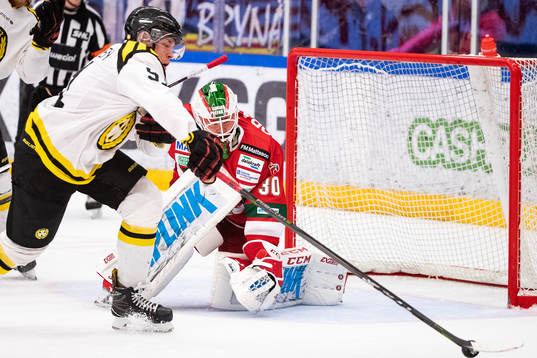 Brynäs Jesper Boqvist och Moras målvakt Janne Juvonen