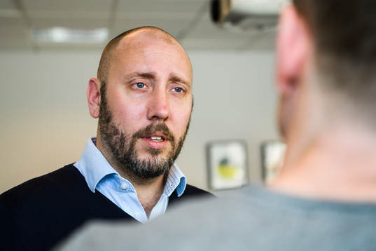 IFK Göteborgs klubbdirektör Max Markusson blir intervjuad