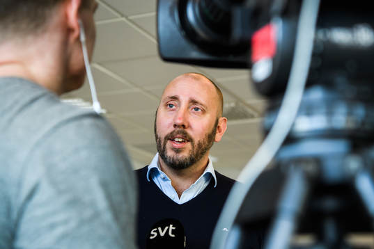 IFK Göteborgs klubbdirektör Max Markusson blir intervjuad