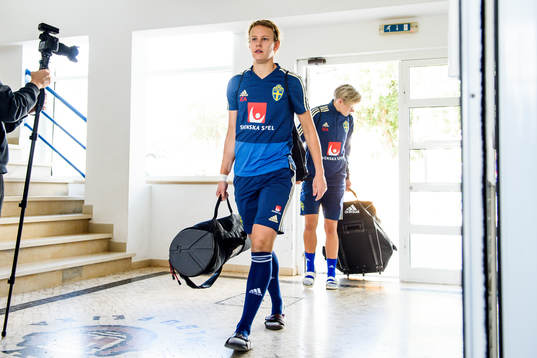 Målvakt Cajsa Andersson ankommer till en träning med