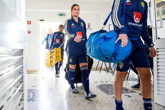 Hanna Folkesson ankommer till en träning med Sveriges