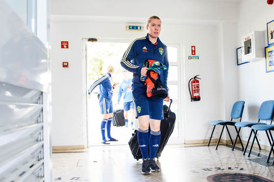 Målvakt Hedvig Lindahl ankommer till en träning med