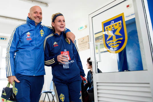 assisterande förbundskapten Magnus Wikman och Olivia