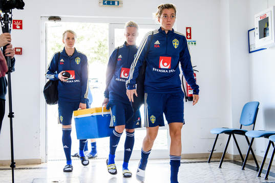 Nilla Fischer, Caroline Seger och Linda Sembrant ankommer