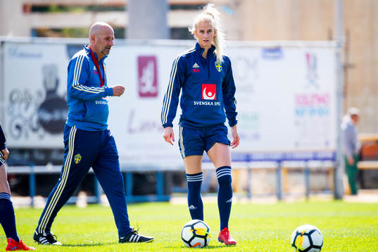 Assisterande förbundskapten Magnus Wikman och Sofia