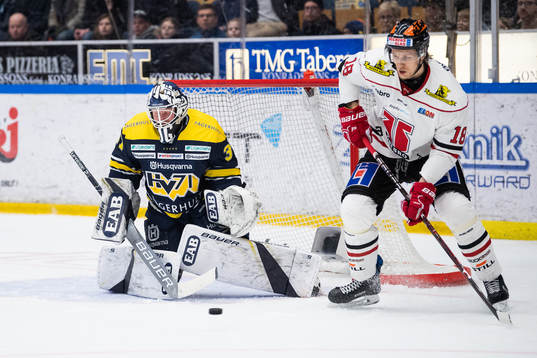 s målvakt Jonas Gunnarsson och Örebros Rodrigo Abols