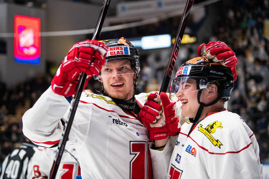 Örebros Rodrigo Abols och Glenn Gustafsson jublar på