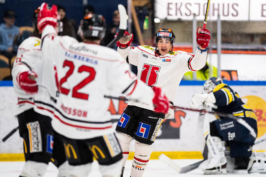 Örebros Shane Harper jublar mot Stefan Warg och Jonathan
