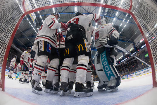 Örebros målvakt Jhonas Enroth jublar med lagkamrater