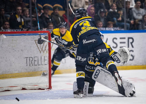 s Markus Lauridsen och målvakt Jonas Gunnarsson  krockar i