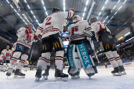 Örebros målvakt Jhonas Enroth jublar med lagkamrater