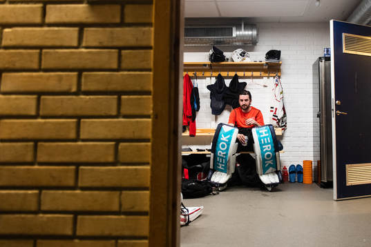 Örebros målvakt Jhonas Enroth i omklädningsrummet