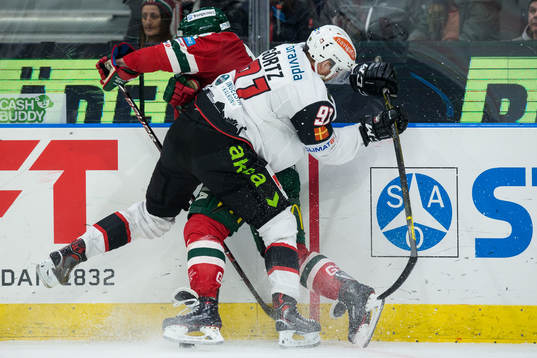 Frölundas Max Friberg tacklas av Malmö Redhawks Max Görtz