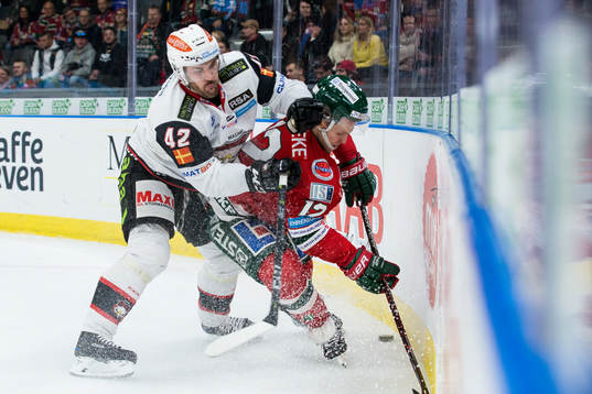 Malmö Redhawks Niklas Arell tacklar Frölundas Max Friberg