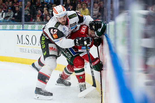 Malmö Redhawks Niklas Arell tacklar Frölundas Max Friberg