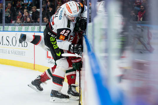 Malmö Redhawks Niklas Arell tacklar Frölundas Max Friberg