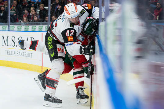 Malmö Redhawks Niklas Arell tacklar Frölundas Max Friberg