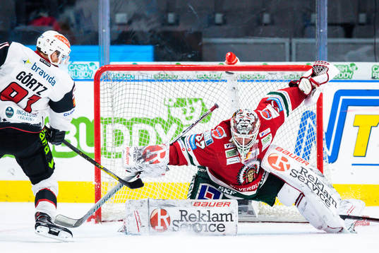 Frölundas målvakt Johan Gustafsson räddar från Malmö