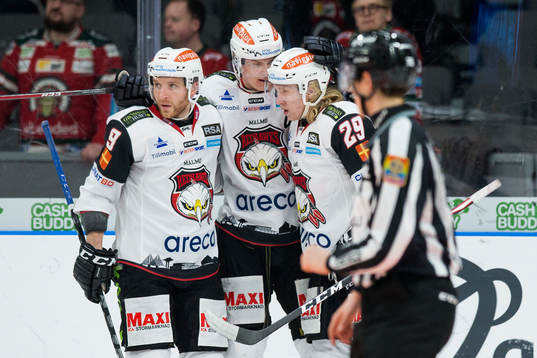 Malmö Redhawks Fredrik Händemark jublar med lagkamrater